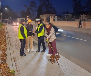 Policjanci rozdają odblaski