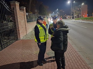 Policjanci rozdają odblaski