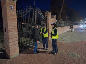 Policjanci rozdają odblaski