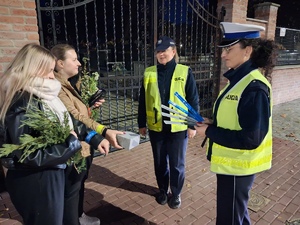 Policjanci rozdają odblaski