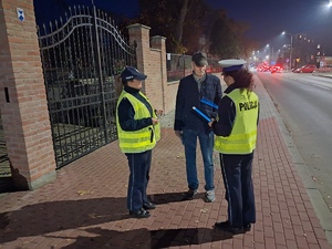 Policjanci rozdają odblaski