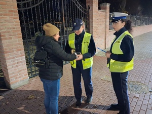 Policjanci rozdają odblaski
