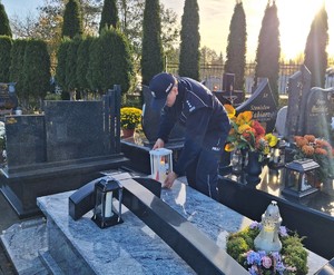 Komendant zapliła znicz na grobie zmarłego komendanta