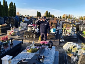 Komendant zapliła znicz na grobie zmarłego komendanta