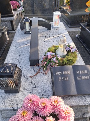 Komendant zapliła znicz na grobie zmarłego komendanta