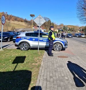 Policjanci podczas działań związanych ze Świętem Zmarłych