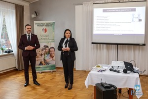 Uczestniczy szkolenia