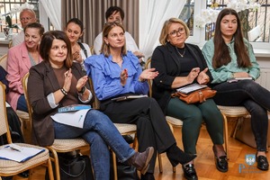 Uczestniczy szkolenia