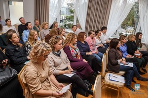 Uczestniczy szkolenia