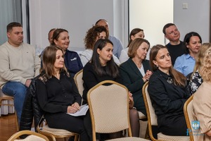 Uczestniczy szkolenia