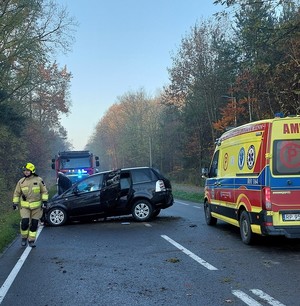 Miejsce zdarzenia drogowego policja straż pożarna oraz pojazd pel zafira