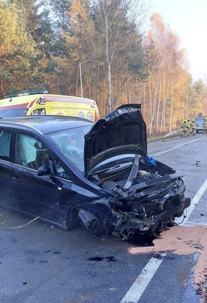 Miejsce zdarzenia drogowego policja straż pożarna oraz pojazd pel zafira