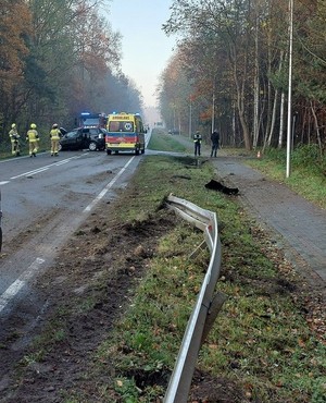 Miejsce zdarzenia drogowego policja straż pożarna oraz pojazd pel zafira