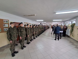 Zaproszeni goście, rodzice oraz uczniowie klas mundurowych