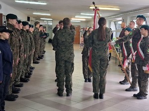 Zaproszeni goście, rodzice oraz uczniowie klas mundurowych