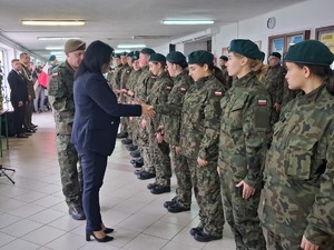 Zaproszeni goście, rodzice oraz uczniowie klas mundurowych