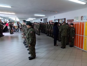 Zaproszeni goście, rodzice oraz uczniowie klas mundurowych