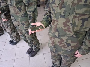 Zaproszeni goście, rodzice oraz uczniowie klas mundurowych