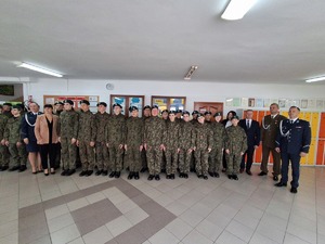 Zaproszeni goście, rodzice oraz uczniowie klas mundurowych