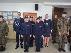 Zaproszeni goście, rodzice oraz uczniowie klas mundurowych