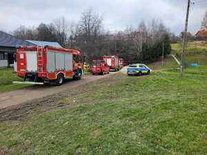 Miejsce zdarzenia pojazd dachowała i znajduje się na boku