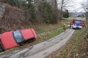 Miejsce zdarzenia pojazd dachowała i znajduje się na boku