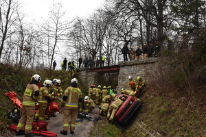 Miejsce zdarzenia pojazd dachowała i znajduje się na boku