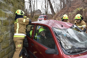Miejsce zdarzenia pojazd dachowała i znajduje się na boku