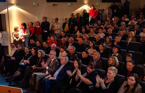 Uczestniczy konferencji podczas prelekcji