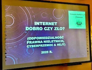 Policjanci podczas prowadzonych prelekcji z dziećmi i młodzieżą
