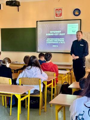 Policjanci podczas prowadzonych prelekcji z dziećmi i młodzieżą