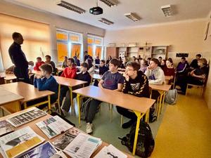 Policjanci podczas prowadzonych prelekcji z dziećmi i młodzieżą