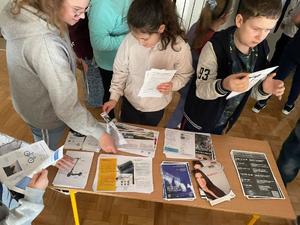 Policjanci podczas prowadzonych prelekcji z dziećmi i młodzieżą