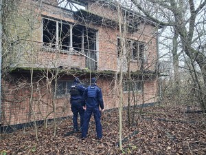 Policjanci sprawdzają pustostany
