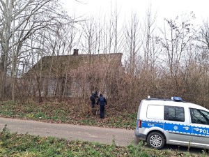 Policjanci sprawdzają pustostany