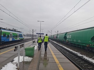 Policjanci patrolują rejon stacji PKP