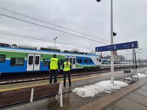 Policjanci patrolują rejon stacji PKP