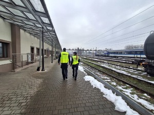 Policjanci patrolują rejon stacji PKP