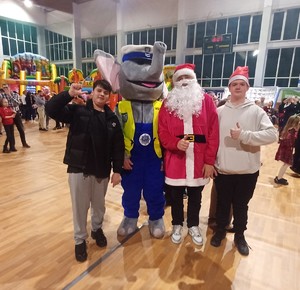 Dzieci pozują do wspólnego zdjęcia ze maskotka policyjną słoniem Policeuszem