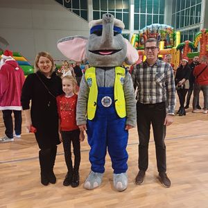 Dzieci pozują do wspólnego zdjęcia ze maskotka policyjną słoniem Policeuszem