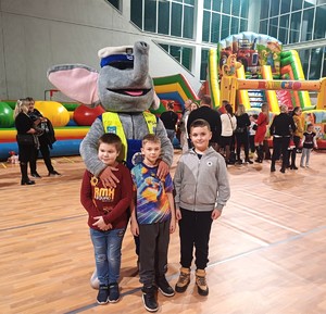 Dzieci pozują do wspólnego zdjęcia ze maskotka policyjną słoniem Policeuszem