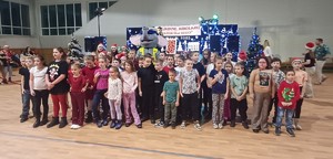 Dzieci pozują do wspólnego zdjęcia ze maskotka policyjną słoniem Policeuszem