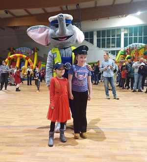 Dzieci pozują do wspólnego zdjęcia ze maskotka policyjną słoniem Policeuszem