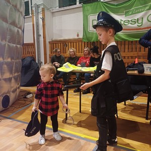 Dzieci pozują do wspólnego zdjęcia ze maskotka policyjną słoniem Policeuszem