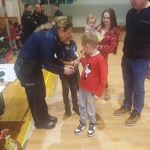 Dzieci pozują do wspólnego zdjęcia ze maskotka policyjną słoniem Policeuszem