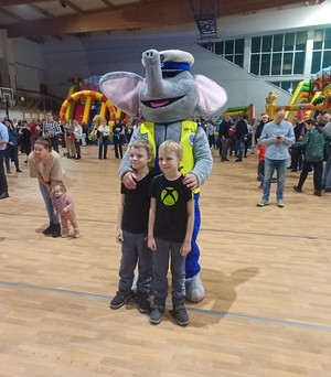 Dzieci pozują do wspólnego zdjęcia ze maskotka policyjną słoniem Policeuszem