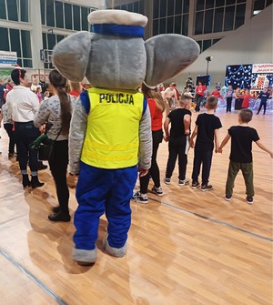 Dzieci pozują do wspólnego zdjęcia ze maskotka policyjną słoniem Policeuszem