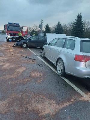 Miejsce zdarzenia drogowego oraz uszkodzenia dwóch pojazdów adi i forda