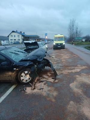 Miejsce zdarzenia drogowego oraz uszkodzenia dwóch pojazdów adi i forda