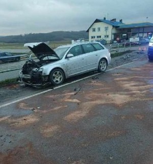 Miejsce zdarzenia drogowego oraz uszkodzenia dwóch pojazdów adi i forda